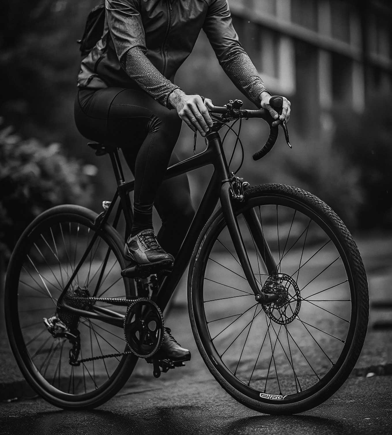 Pessoa parada em cima de uma bicicleta.